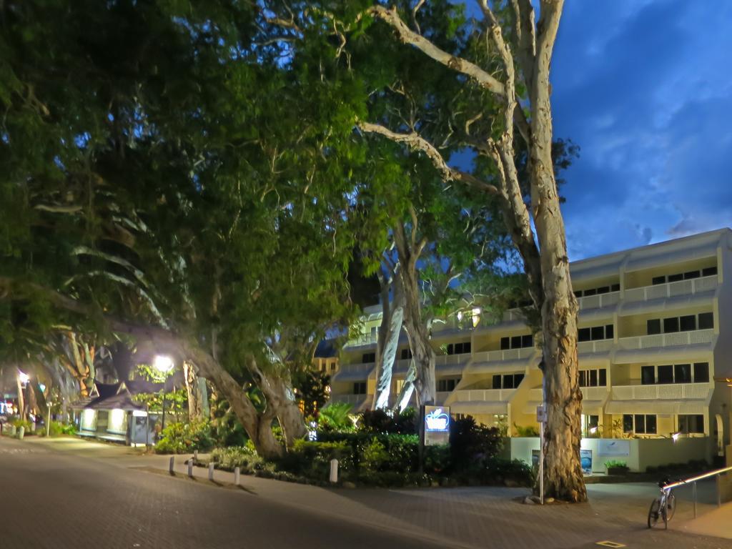 Marlin Waters Beachfront Apartments Palm Cove Exterior photo