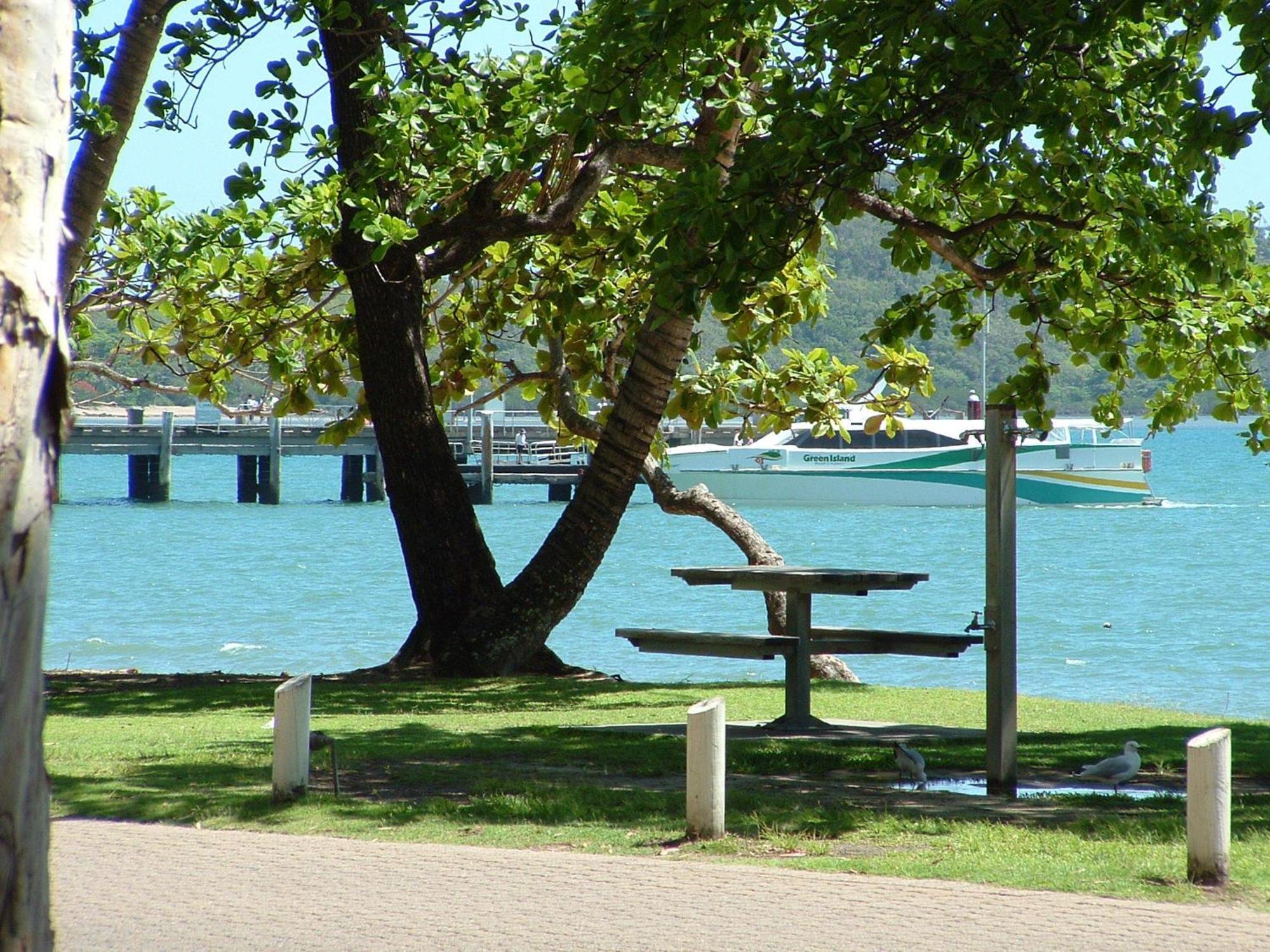 Marlin Waters Beachfront Apartments Palm Cove Exterior photo
