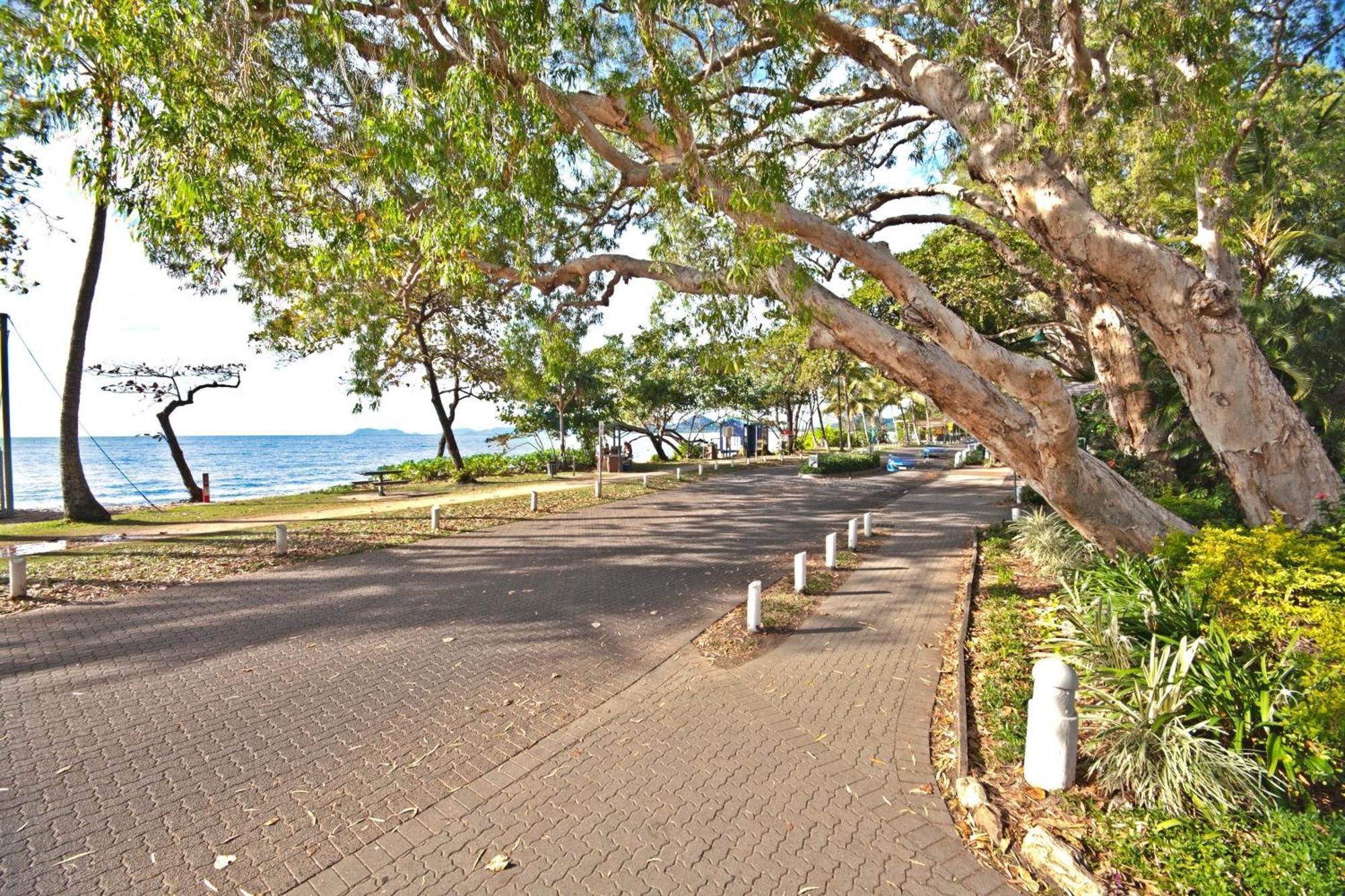 Marlin Waters Beachfront Apartments Palm Cove Exterior photo