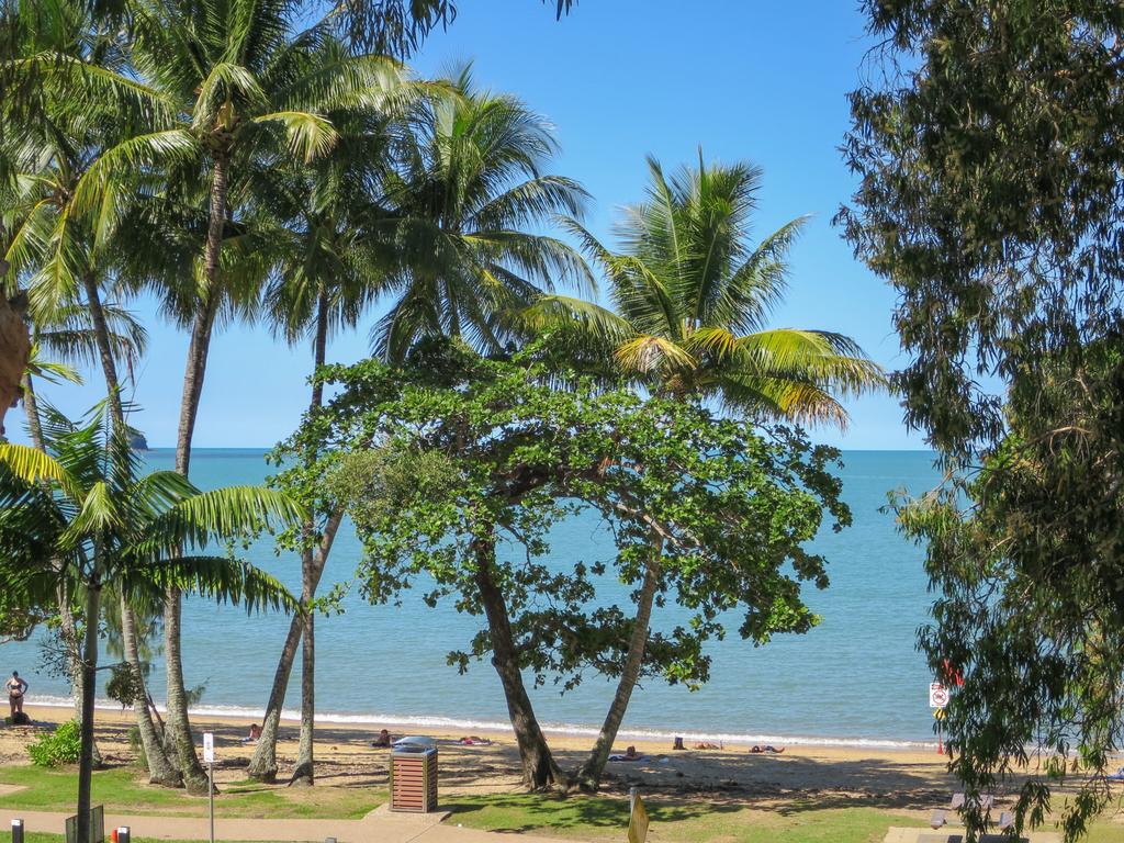 Marlin Waters Beachfront Apartments Palm Cove Exterior photo