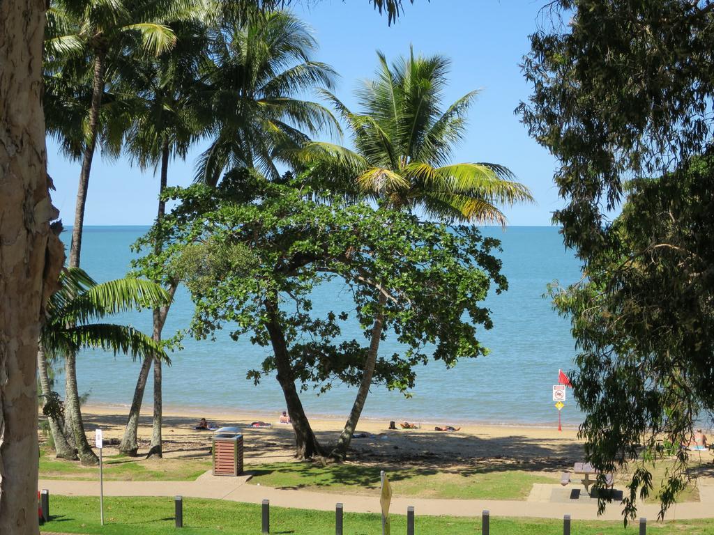 Marlin Waters Beachfront Apartments Palm Cove Exterior photo