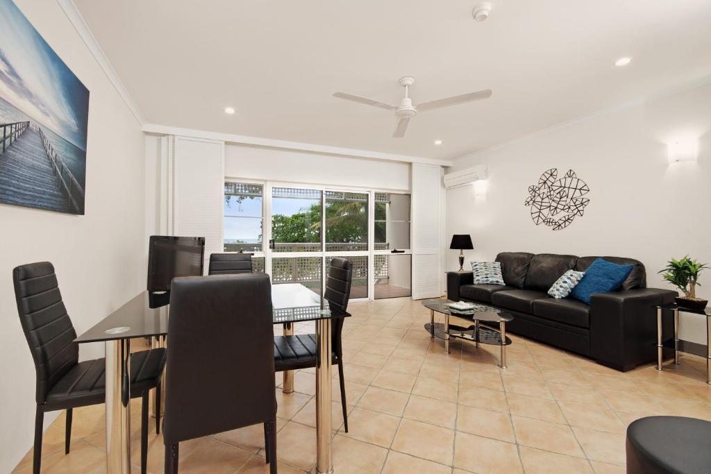 Marlin Waters Beachfront Apartments Palm Cove Room photo