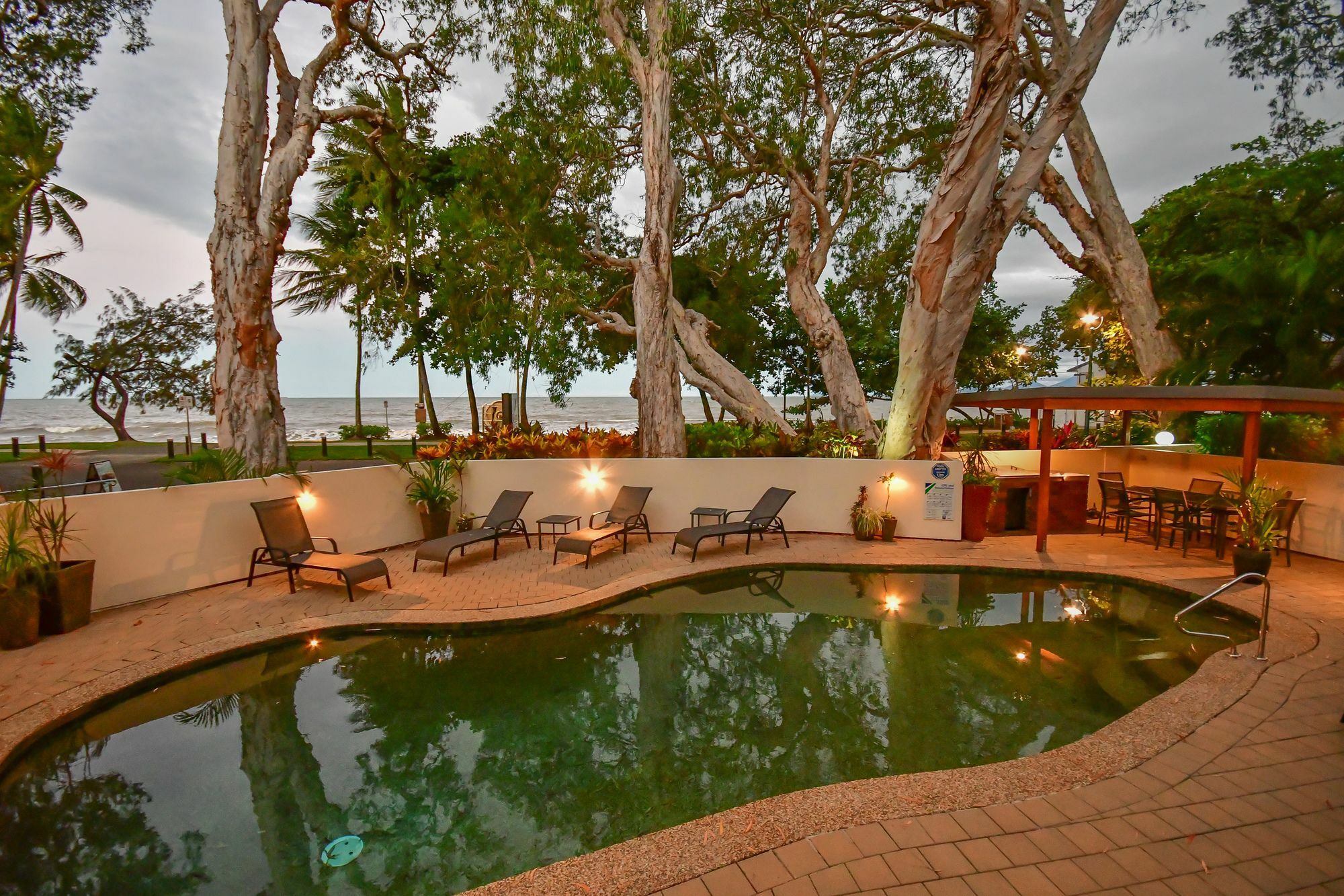 Marlin Waters Beachfront Apartments Palm Cove Exterior photo